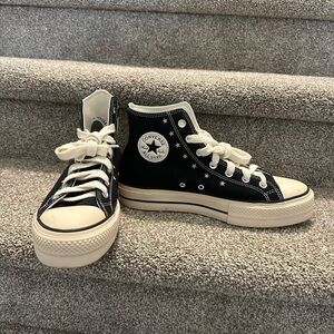 2024 Converse Women’ Chuck Taylor All Star Lift Platform Size 11